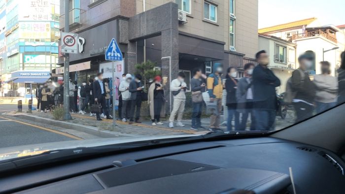 전세대출 규제 강화돼 ‘선착순 대출’ 시작되자 아침 일찍부터 은행 앞에 줄 선 시민들