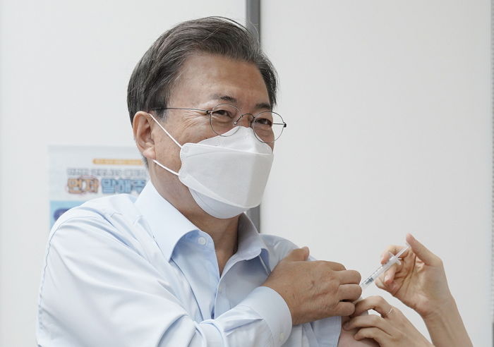 문재인 대통령, 오늘(15일) 화이자 백신으로 ‘부스터샷’ 접종
