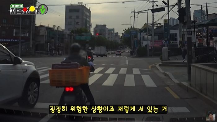 ‘신호 위반·무단 횡단’... 홍대 길거리 질주하는 오토바이 배달원들 (영상)