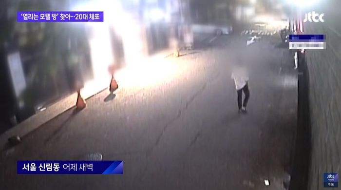 모텔 복도서 객실에 귀 대고 신음 소리 엿들으며 음란행위한 20대 남성 (영상)