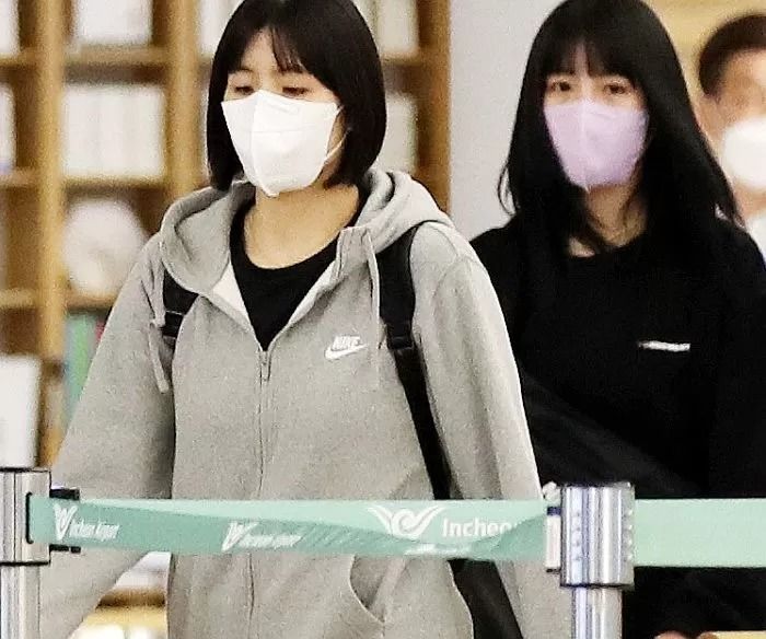 “고개 들고 정신차려!”...그리스로 출국하는 이재영·이다영 자매에게 전직 배구 국가대표 출신 엄마가 한 말