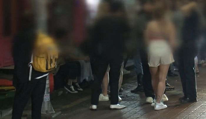 홍대 주점에서만 70여 명 집단감염...국민 불안하게 하는 외국인들의 ‘방역 일탈’