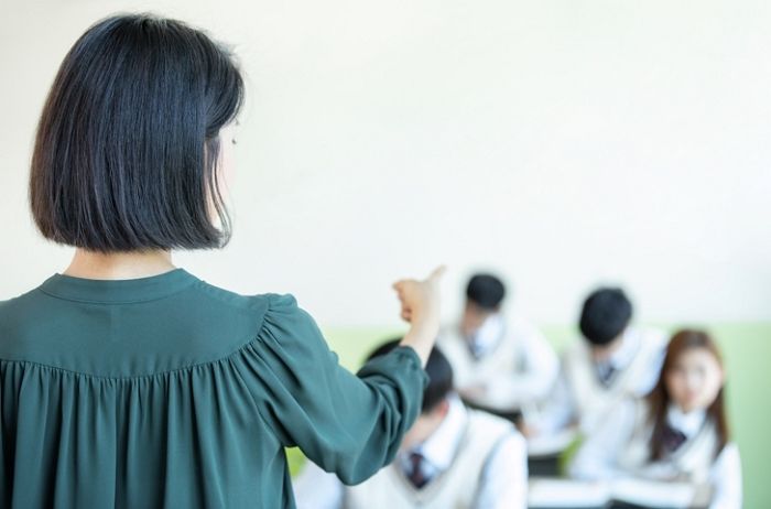 “손가락 욕해서 혼내면 신고한다며 폰 꺼내 영상 찍어”...현직 교사가 밝힌 요즘 학생들 태도
