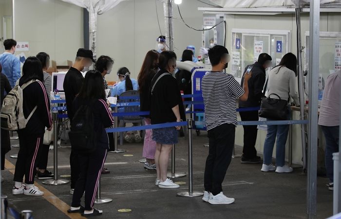 어제(18일) 국내 코로나19 확진자 1천 73명 발생