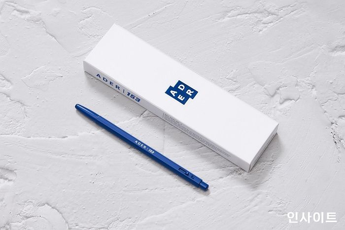 모나미, 아더에러 협업 ‘블루 펜’ 프리미엄 에디션 출시