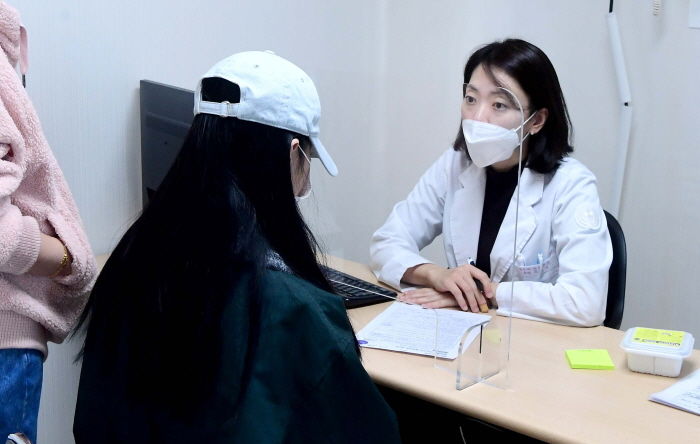 “왕따 당할까 봐 백신 맞으려는데 엄마가 반대해요”...10대들 고민에 정부가 내놓은 답변