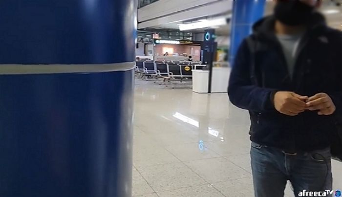 2년 넘게 스토킹한 남성이 공항까지 쫓아오자 눈물 흘리며 도움 요청한 여캠 BJ