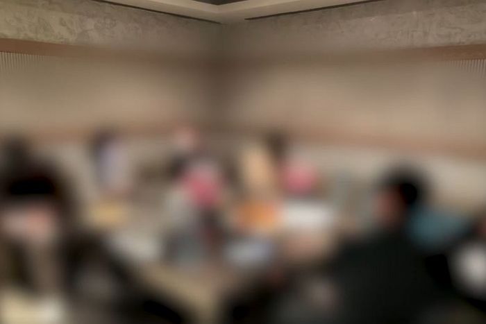 경찰이 카메라와 함께 들이닥치자 황급히 얼굴부터 가리는 유흥업소 여성종업원과 손님들 (영상)