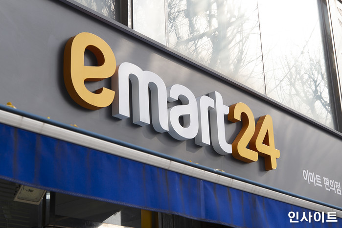 SSG랜더스 최정 400호 홈런 치자 ‘이마트24’ 과자 400원에 ‘플렉스’하는 용진이형