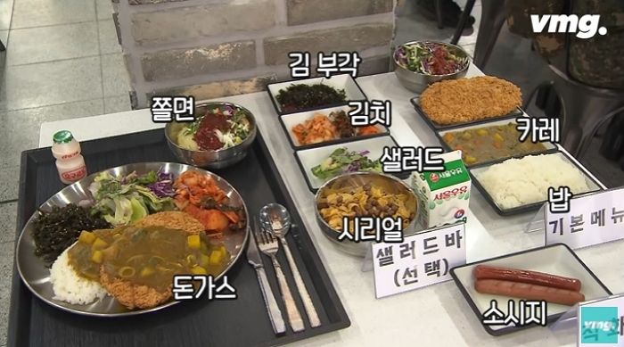 기자들이 취재하러 온날 육군 32사단 취사병들이 만들어 내놓은 ‘급식’ 수준