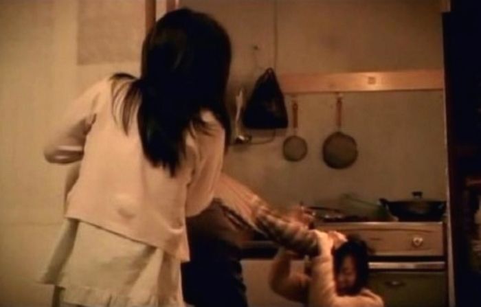엄마·아빠에게 평생 ‘가정 폭력’ 당한 딸이 취직하자마자 곧바로 실행한 ‘사이다 복수’