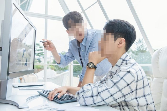 한 번만 차 보겠다더니 900만원짜리 ‘오메가’ 시계 들고 그대로 도망친 당근마켓 빌런