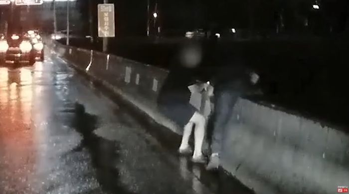 음주사고 신고당해 다리서 뛰어내린다는 만취 운전자를 허리띠 붙잡고 살려낸 피해자 (영상)