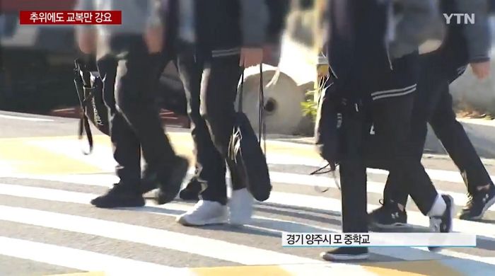 아침기온 ‘0도’까지 떨어졌는데도 학생들에게 ‘외투 금지’한 중학교 (영상)