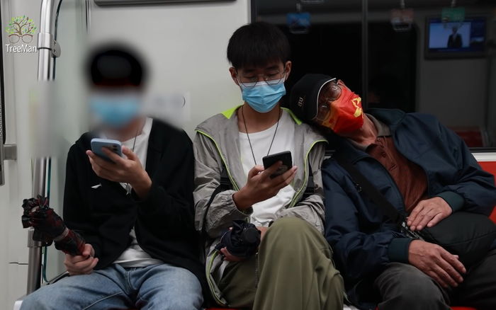 지하철서 처음 보는 할아버지가 어깨에 기대 잠들자 청년들이 보인 반응 (영상)