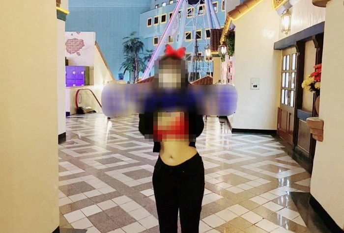 “어린 학생들 많은 롯데월드서 ‘노출 사진’ 몰래 찍는 여성 잡아 처벌해주세요”
