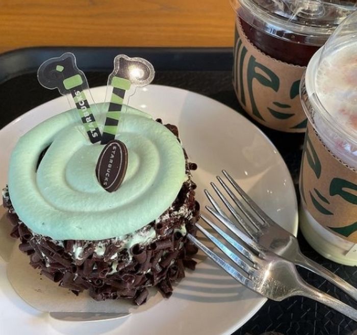 포장지 뜯자마자 민트향 훅 올라오는 스타벅스 신상 ‘할로윈 민초 케이크’