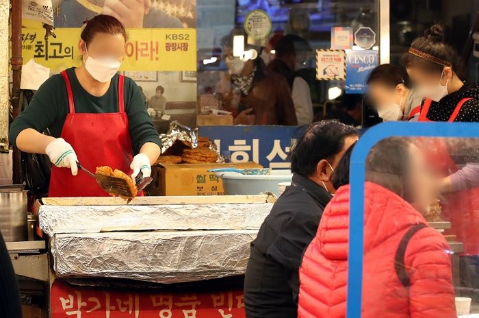 다음달 1일부터 식당·카페 영업제한 풀린다...사적 모임 최대 10인까지