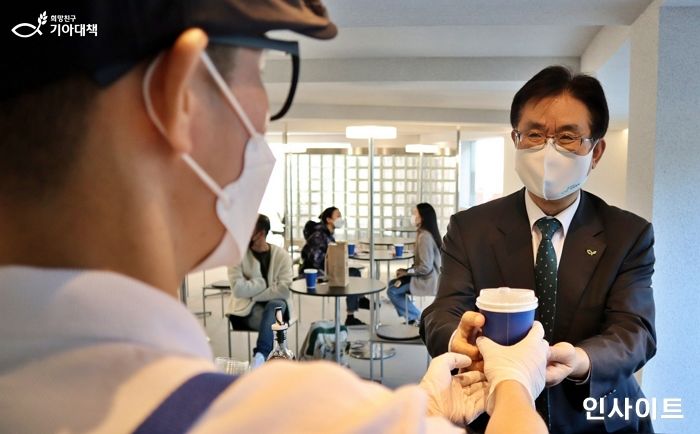 희망친구 기아대책, 국내 첫 노숙인 바리스타 카페 ‘로로카페’ 정식 오픈