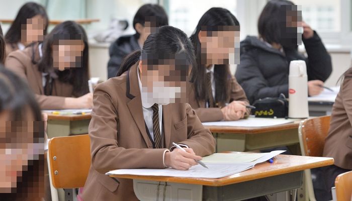 한파 몰아치는데 학생들 ‘외투·목도리’ 금지시킨 군산의 한 여자고등학교