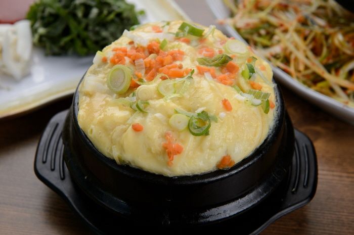 식당 사장이 1만원짜리 계란찜 줬는데 서비스인 줄 알고 먹었다면 “돈 내야 한다vs안 내도 된다”