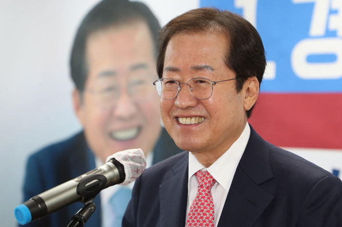 “홍준표 50.9% vs 이재명 35.3%”...대선 양자대결서 ‘과반’ 앞서