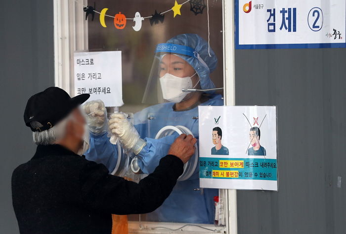 서울·경기 확진자 폭증...어제(26일) 하루, 국내 코로나 확진자 1,952명