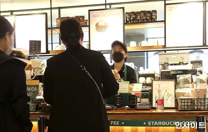 법카로 단체주문해 모은 ‘스벅 프리퀀시’ 완성본 1개 7만원에 되팔이하는 회사 경리 직원들