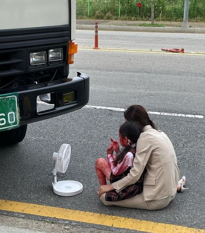 아역 배우가 한여름 뜨거운 아스팔트서 ‘촬영 대기’하자 전소민이 한 행동 (사진)