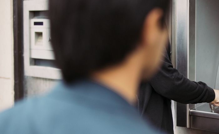 아래층 여성 집앞서 상습 자위...택배 훔쳐 정액 묻혀놓은 20대 남성
