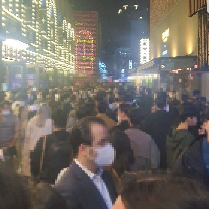 핼러윈 데이 앞두고 ‘불금’ 즐기는 사람들로 가득 찬 어제자 이태원 상황
