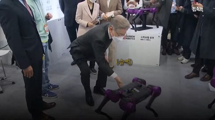 “밀려도 잘 넘어지지 않는다” 관계자 설명에 ‘네발 로봇’ 뒤집어 넘어뜨린 이재명 (영상)