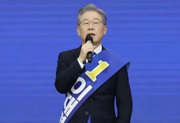이재명 “학창시절 난 ‘아싸’...교사한테 뺨 27대 맞기도”