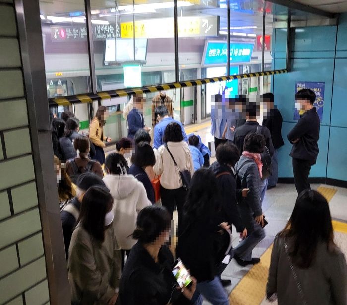 2호선 잠실역서 시민 쓰러지자 곧바로 달려가 심폐소생술로 목숨 살려낸 20대 청년