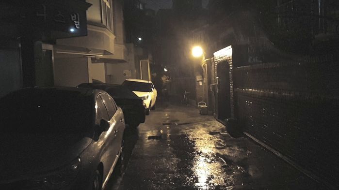 어두운 골목길, 앞서 가는 여자를 발견한 남자들의 진짜 속마음