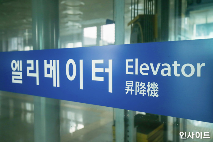 엘리베이터 기다리던 ‘딸뻘’ 여성에 치마에 손 넣어 성추행하려 한 60대 남성