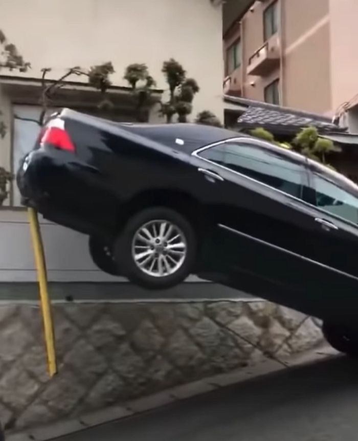 자동차 뒤 범퍼 와이어에 꽂아버린 초보운전자의 ‘공중부양 주차’ 실력 (영상)