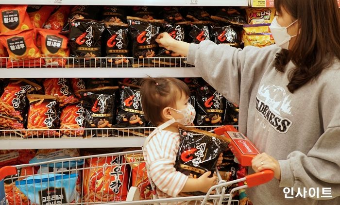 농심, ‘새우깡 블랙’ 200만 봉 판매 돌파