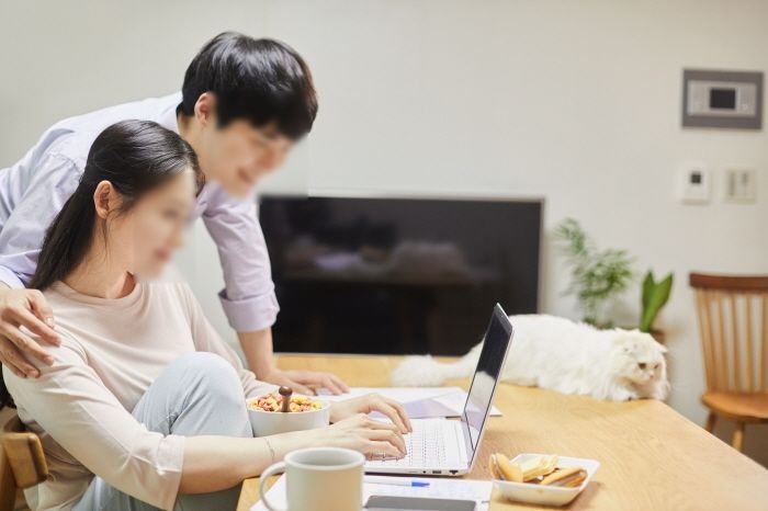 매일 라면 먹던 가난한 친구가 15년 만에 찾아와 선물한 ‘200만원어치 돈다발’