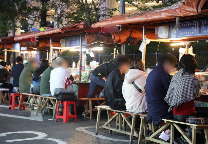 ‘위드 코로나’ 시행 첫날인 어제(1일), 코로나 확진자 1,589명 발생
