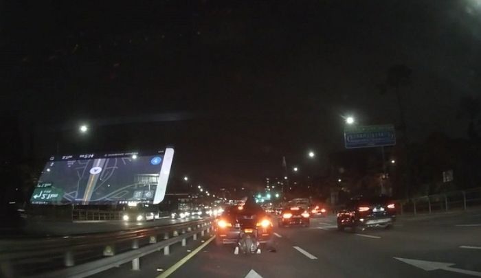 번호판 없는 오토바이 타고 가다 BMW 들이받자 여성 운전자 남겨 놓고 뺑소니한 라이더 (영상)