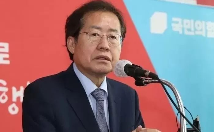 홍준표 “문대통령, 그냥 조용히 물러가라” 맹비난