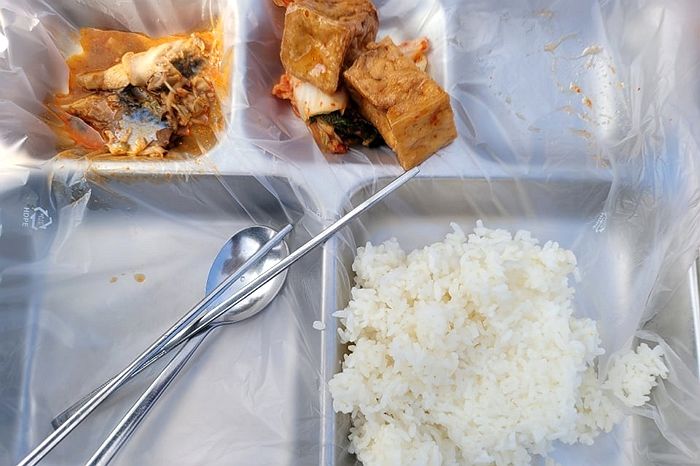 대한민국 직업군인이 돈 내고 사 먹는다는 ‘비닐 식판밥’ 수준