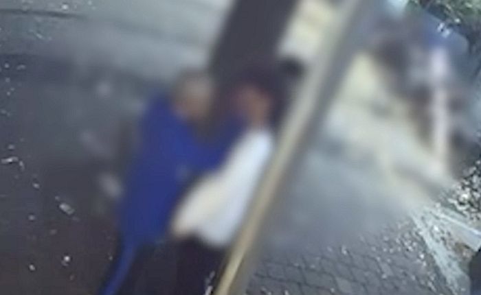 흡연 중인 청소년들 참교육 하려던 50대 남성이 경찰에 체포된 이유 (영상)