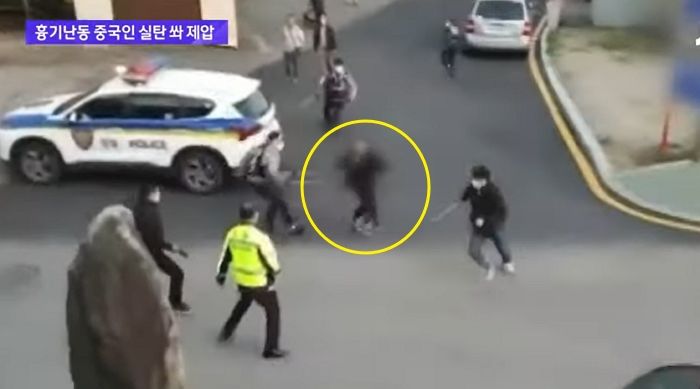 대낮에 ‘쌍칼’ 난동 부린 중국인 남성이 테이저건 2방 맞고도 멀쩡했던 이유 (영상)