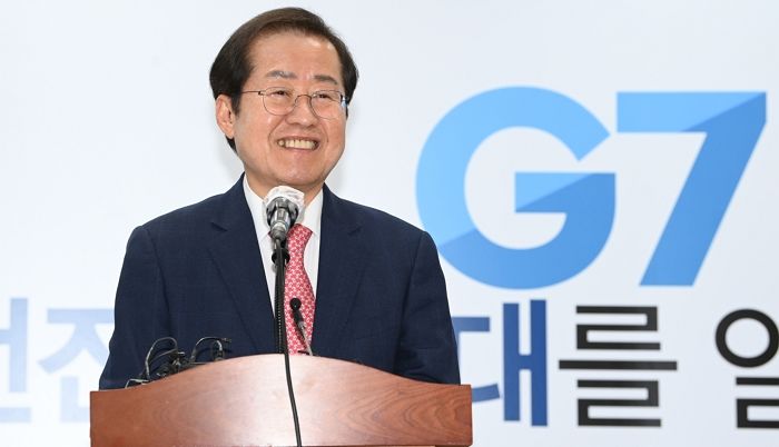 4년전 대선서 2030에 외면당했던 홍준표가 ‘무대홍’ 소리 들으며 인기 끌자 감격해 올린 글