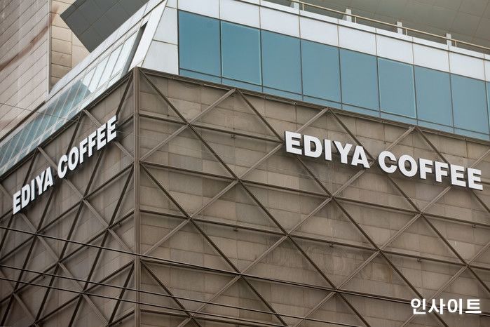 스타벅스에 치이더니 저가 브랜드 ‘메가 커피’한테도 밀린 ‘이디야커피’ 근황