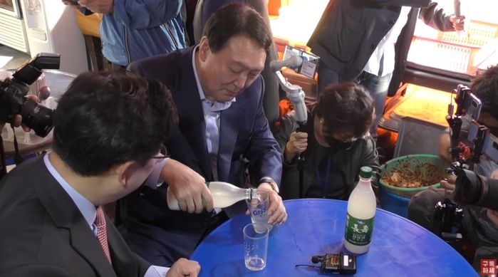 “저는 흔들지 않습니다”...윤석열 후보가 막걸리를 마시는 특별한 방법 (영상)