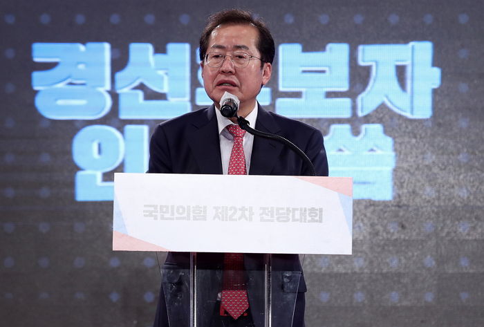대선 못 나가는데도 ‘미소’ 지은 홍준표 “국민 관심 이끄는 게 제 역할”