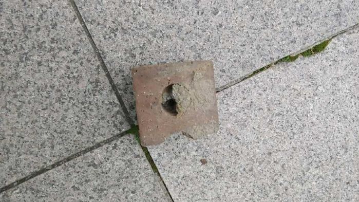 부산 한 건물 4층서 떨어진 ‘벽돌’에 행인 다쳐...목격자들 “초등학생 2명이 던졌다”